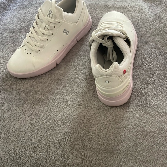 On Cloud Roger’s - Picture 7 of 8